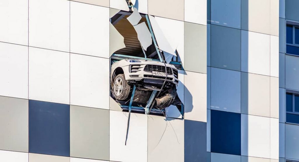 保时捷Macan几乎在俄罗斯的多层停车场中坠毁