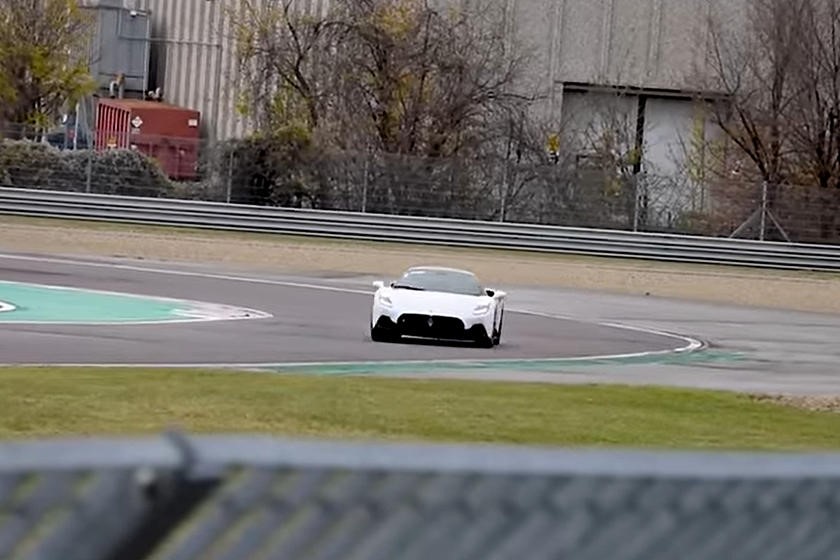 玛莎拉蒂的新超级跑车在法拉利的测试轨道上看起来非常快