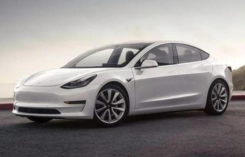 白色特斯拉Model 3出现在交通中 所有设计线均可见