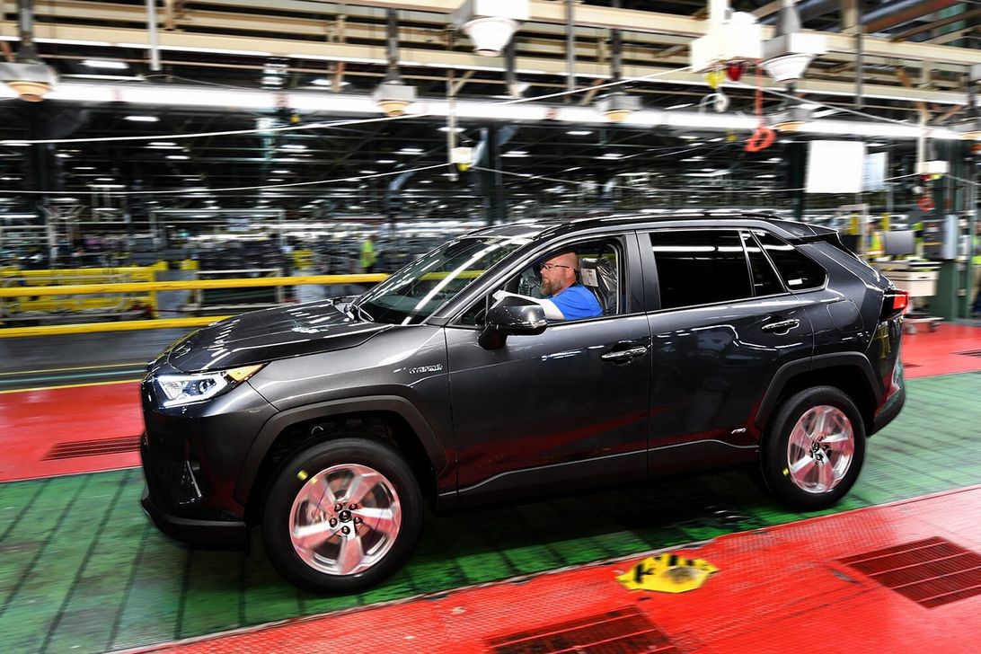 丰田逐渐恢复生产，但汽车制造商生产的汽车仍然较少