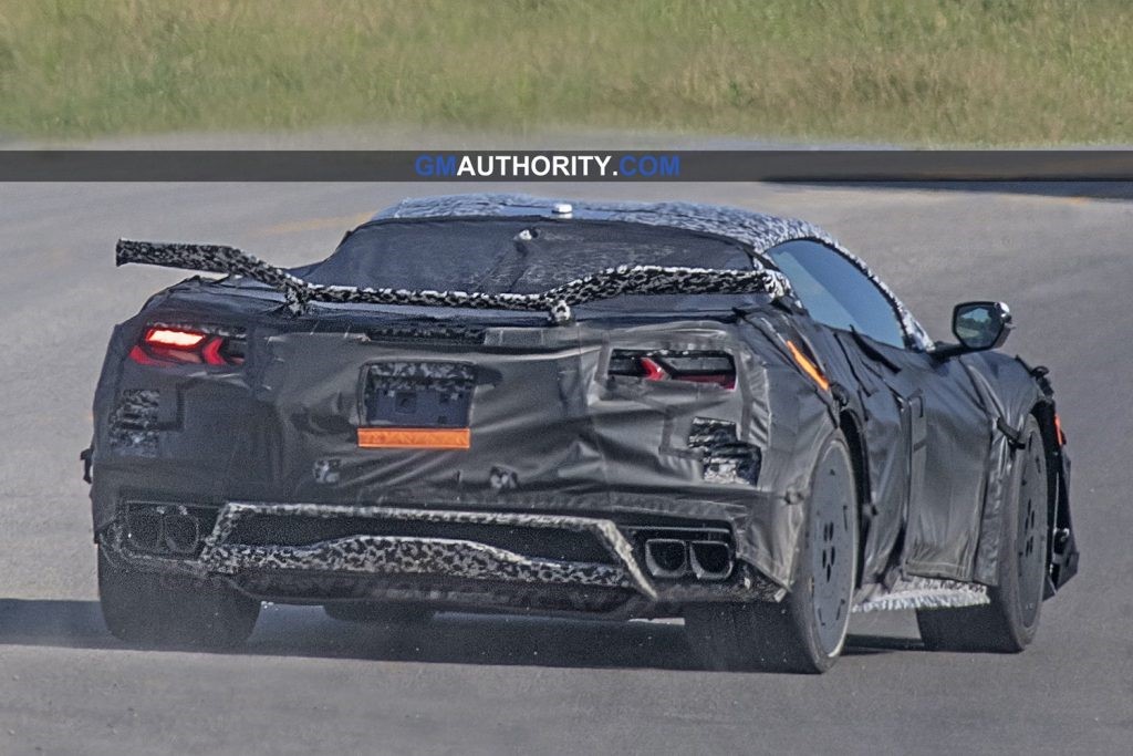 在C8 Corvette Z06原型车上测试中心出口排气