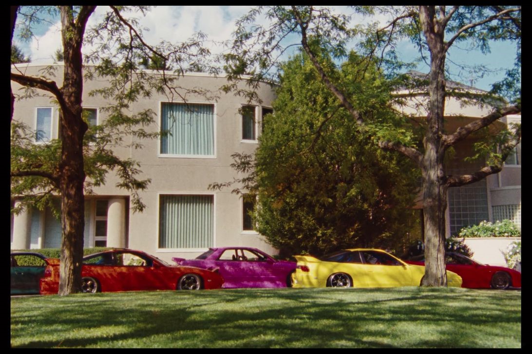 特拉维斯·斯科特的新音乐视频有大量的汽车