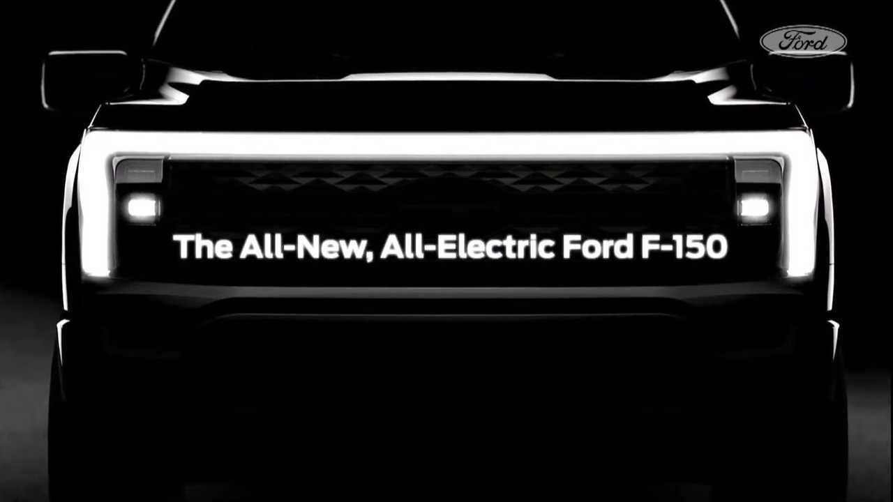 福特F-150电动皮卡车配备大型前灯条