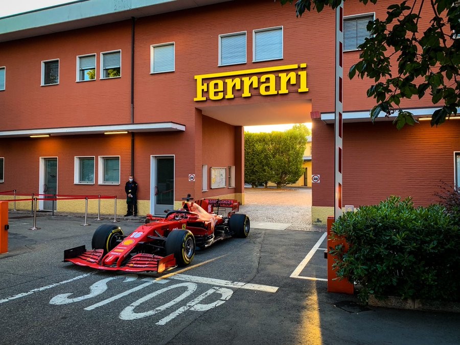 前沿汽车资讯 勒克莱尔 Leclerc 驾驶f1法拉利 F1 Ferrari 从工厂穿过小镇到测试轨道 掌上汽车网 前沿汽车资讯 勒克莱尔 Leclerc 驾驶f1法拉利 F1 Ferrari 从工厂穿过小镇到测试轨道 掌上汽车网