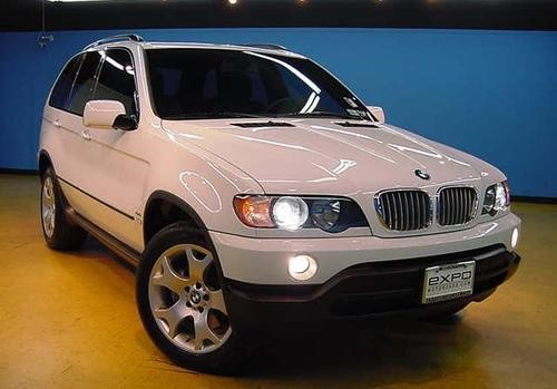 现代化的BMW X5 E53看起来和新的一样好