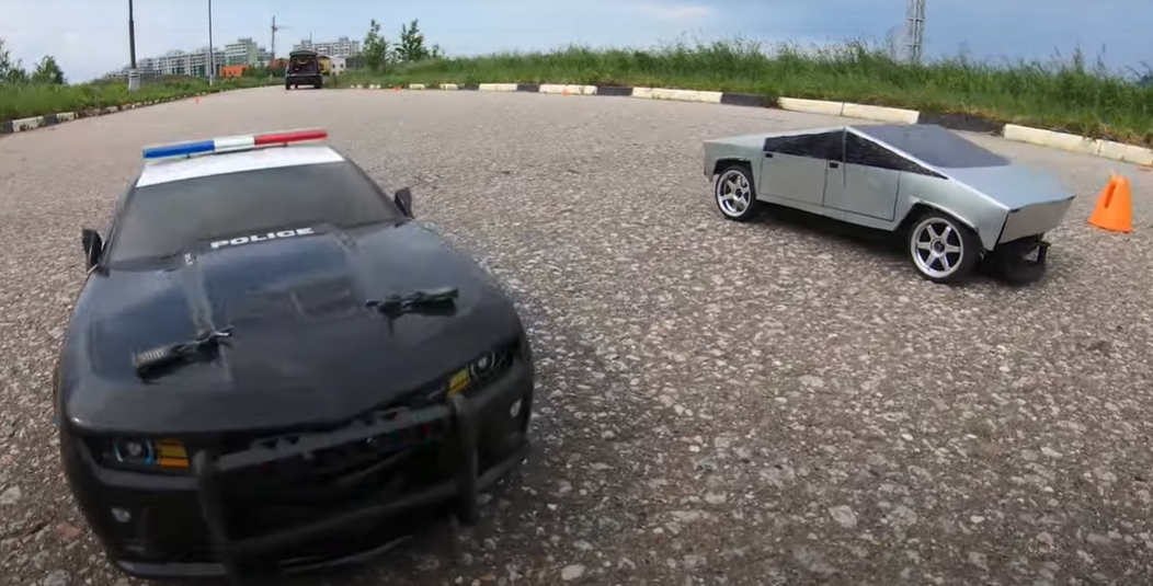 观看Tiny Tesla Cyber​​truck与Camaro ZL-1 Cop Car对峙
