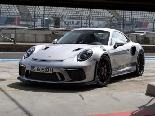 黑色车轮上的黑色保时捷911 GT3 RS看起来很棒