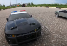 前沿汽车资讯:观看Tiny Tesla Cyber​​truck与Camaro ZL-1 Cop Car对峙