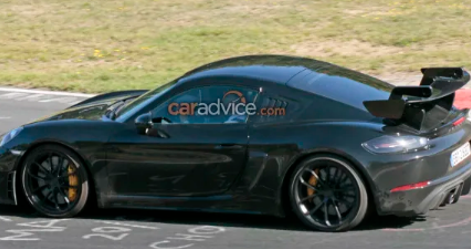 新款，更热的718 Cayman GT4 RS再次被抢购，这次在赛道上飞速行驶。 保时捷即将推出的718 Cayman GT4 RS再次被抢购一空，这一次使其步入正轨。  今年推出的新款GT4 Cayman凭借其自然吸气的发动机和平衡的操控性赢得了众多粉丝。在保时捷世界中，更多的东西不容错过，而且从718 GT4套件中提取的东西显然更多。   与已经炙手可热的GT4相比，RS获得了看起来像带有NACA导管的碳纤维发动机盖，这是带有Weissach套件的GT3 RS车型的标志。   在后四分之三的车窗上还开有通风孔，大概是向那台饥饿的中置式六缸发动机供应更多的空气，而且汽车侧面的进气口看起来更大。   但是最大的变化仍然是机翼。这些笨拙的立柱不太可能继续生产，但期望RS上的尾翼比普通的GT4更具侵略性，更高。  后扩散器和尾气似乎会从GT4挡下来，而车轮和制动器可能会比GT4更大和更宽。   期望看到来自GT4的自然吸气六缸混合动力汽车的强劲表现。它提供了六速手动或七速PDK，但我们建议RS只能使用PDK。  考虑到常规GT4的开发周期很长，我们建议RS不会被公开一段时间-2020年底将成为一个潜在的标志。