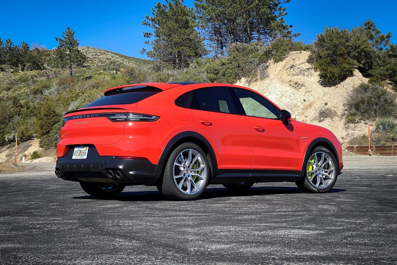 2020年保时捷Cayenne Turbo S E-Hybrid Coupe的速度与它的名字一样长