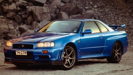 日产Skyline GT-R R34轿车看起来像OEM调整正确