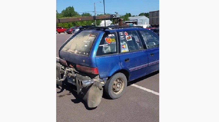 Geo Metro Hatchback修改为拖曳弹出式拖车和船