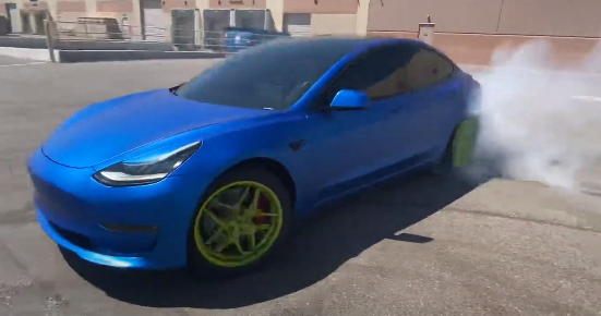有绿色车轮的特斯拉Model 3进行了20秒的轮胎漂移