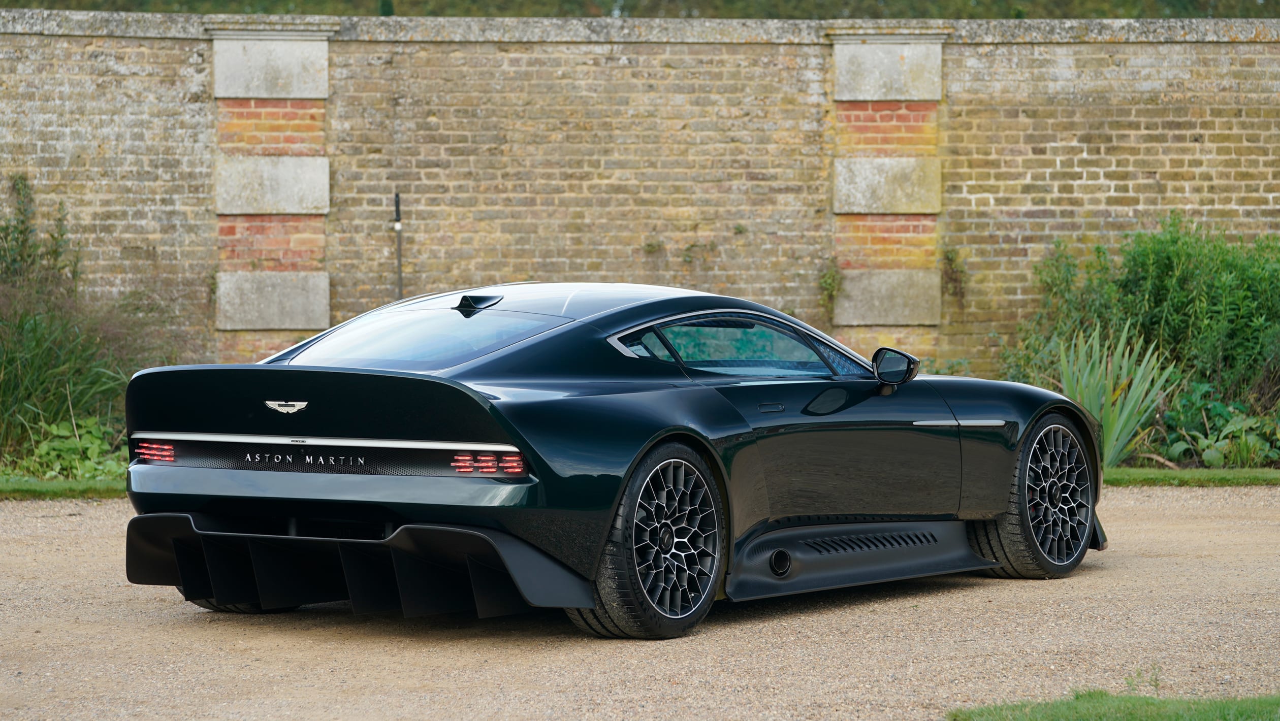 定制阿斯顿·马丁·维克多（Aston Martin Victor）向经典V8 Vantage致敬