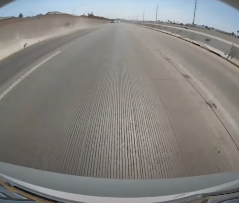 观看特斯拉Model 3自动驾驶避免失控卡车