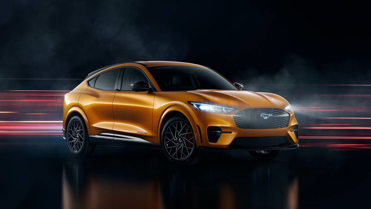 2021年的Mustang Mach-E GT在福特的新款Cyber​​ Orange中看起来很史诗