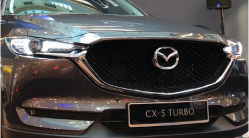 2019年马自达CX-5 2.5升Turbo AWD在马来西亚进行了预览，是我们当地市场的顶级新车型。新版本将2.5升SkyActiv-G涡轮增压发动机引入CX-5系列，以前仅在CX-9上可用。   2.5升涡轮增压发动机仅以2,000 rpm的转速产生228 hp的功率和420 Nm的扭矩。通过AWD系统，通过具有手动变速模式的6速自动变速器将动力传递至所有四个车轮；这款SUV省略了踏板移位器。       从样式上讲，它与当前的CKD变体相同。新的2.5升CX-5配备有自动LED前后组合灯，LED日间行车灯，自动挡风玻璃刮水器和电动后挡板。新的顶级变体配备了带有225个截面轮胎的19英寸车轮。      在内部，您将得到全真皮内饰，全电动前排座椅，驾驶员侧增加了记忆功能，中控台带有更新的开关装置，用于双区气候控制，以及带有7英寸数字显示屏的新驾驶员仪表盘中央带有侧面模拟转盘，类似于2019年马自达3上可用的转盘。还有一个新的挡风玻璃投影 平视显示器。     信息娱乐系统也已更新为带有语音命令的最新Mazda Connect信息娱乐系统，现在标准支持Apple CarPlay和Android Auto。      2.5升CX-5的安全规格带有6个安全气囊，防抱死制动系统，牵引力控制，动态稳定性控制，电子制动力分配，紧急制动辅助，紧急停车信号和坡道起步辅助，但马自达不存在雷达巡航控制系统。  2.5升涡轮增压发动机目前仅适用于马来西亚市场的全轮驱动版本。官方价格和发布日期尚未公布，但根据预览版的销售人员，我们可以预计其售价约为18万令吉。  2019年的马自达CX-5 2.5L Turbo AWD 可于 2019年9月4日至9日在双威金字塔（蓝色中庭）观看。