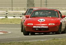 前沿汽车资讯:LS Swap Mazda Miata看起来像鼻子有角毒蛇V8穿透引擎盖