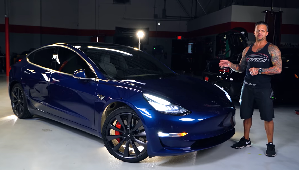 观看Tesla Model 3 Race Tuned 1,100 HP Jeep Grand Cherokee Trackhawk