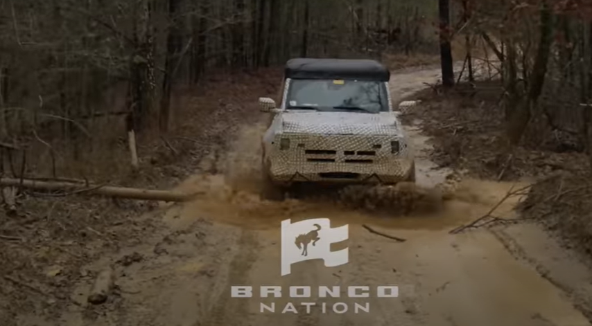 2021年福特野马原型在泥泞小道上行驶的视频展示了技巧技术