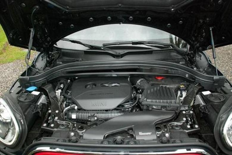 经过重新设计的X5采用了宝马的2.0升TwinPower Turbo四缸发动机