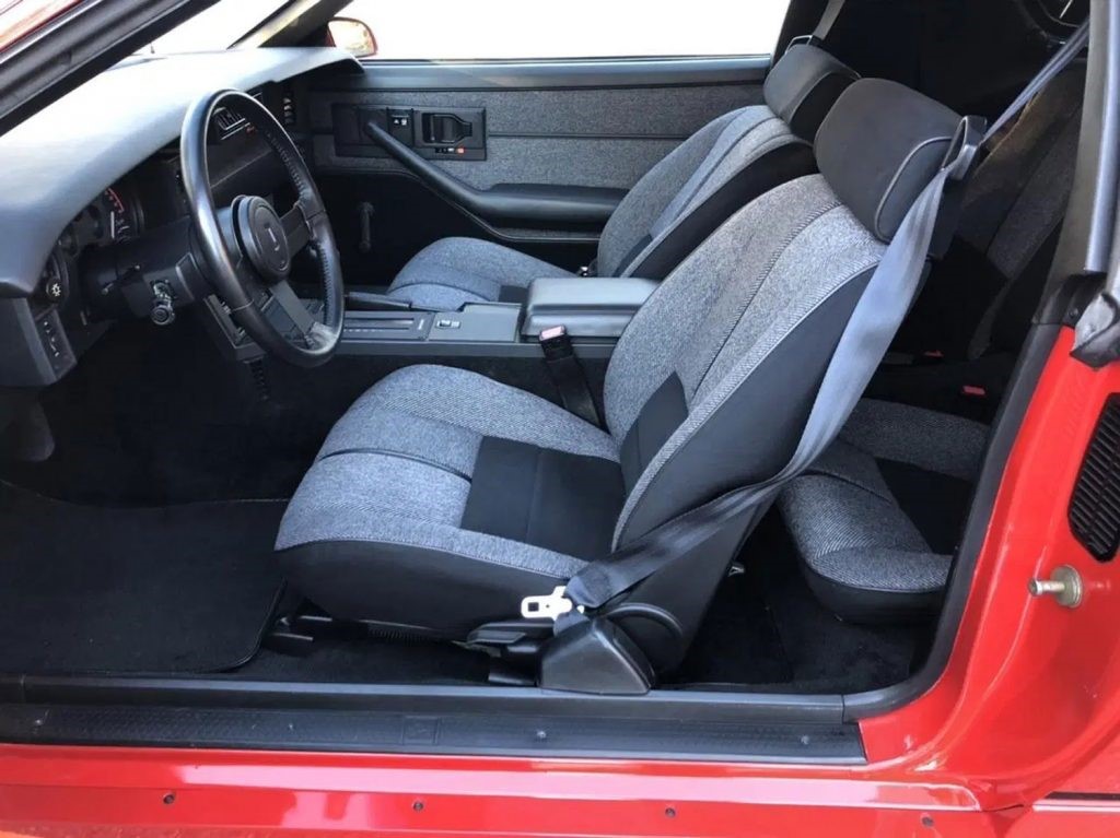 即将上市的1989年Camaro IROC-Z待售