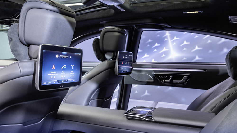 梅赛德斯·奔驰的新款S级轿车将为每位乘客配备屏幕和面部识别功能