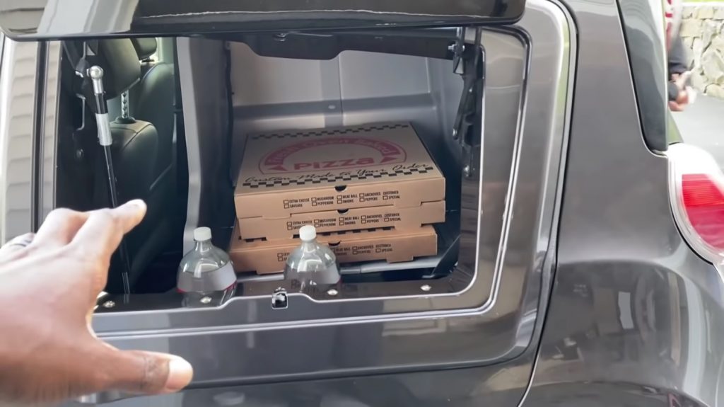 YouTuber使用板载披萨烤箱重建雪佛兰Spark EV