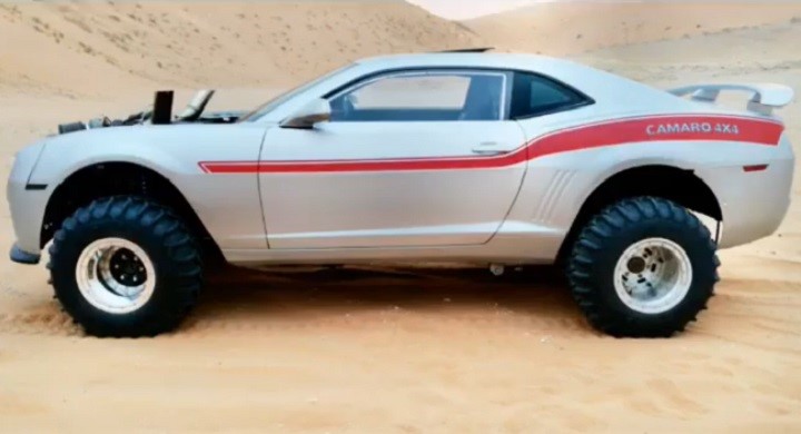 雪佛兰Camaro 4×4在沙漠中抢劫