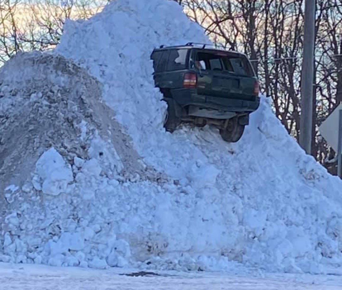 这辆吉普车怎么会陷在这么高的雪堆里?