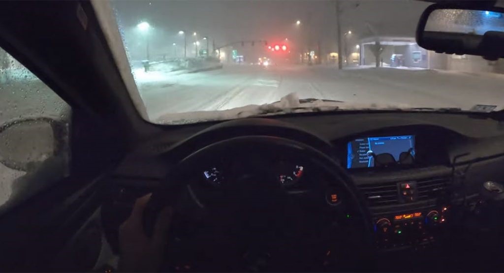 在暴风雪中驾驶宝马E92 M3看起来很恐怖但很有趣
