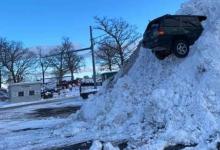 前沿汽车资讯:这辆吉普车怎么会陷在这么高的雪堆里?