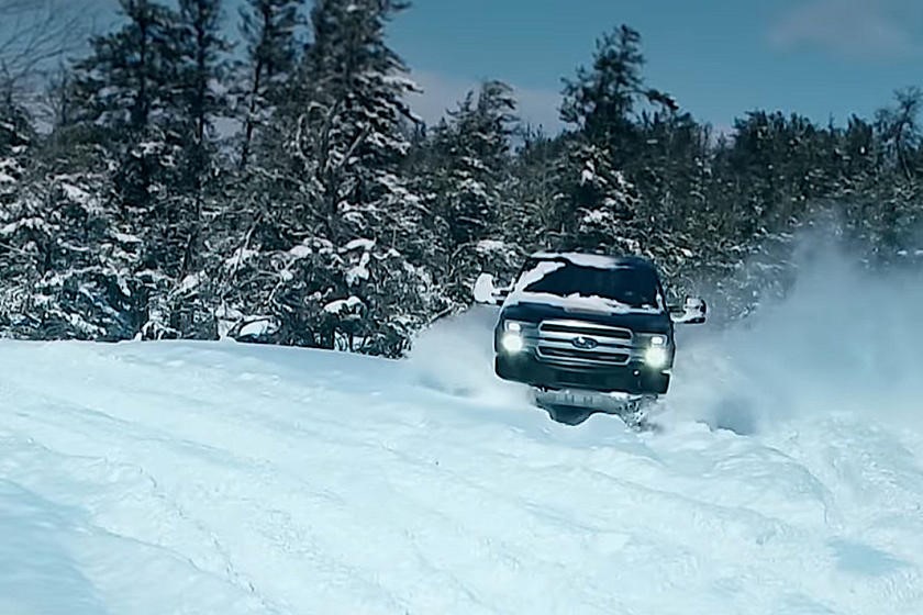 2022年福特F-150电动在雪地里玩