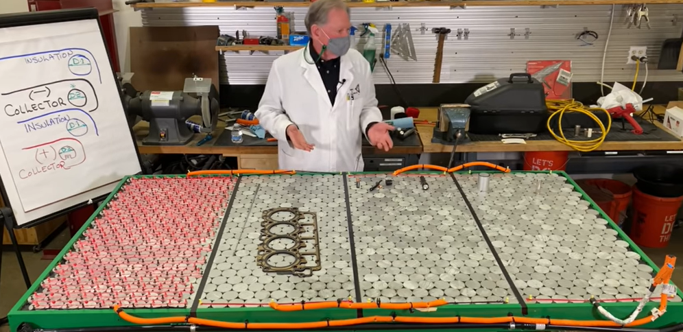 桑迪·芒罗展示了他的特斯拉4680电池组模型