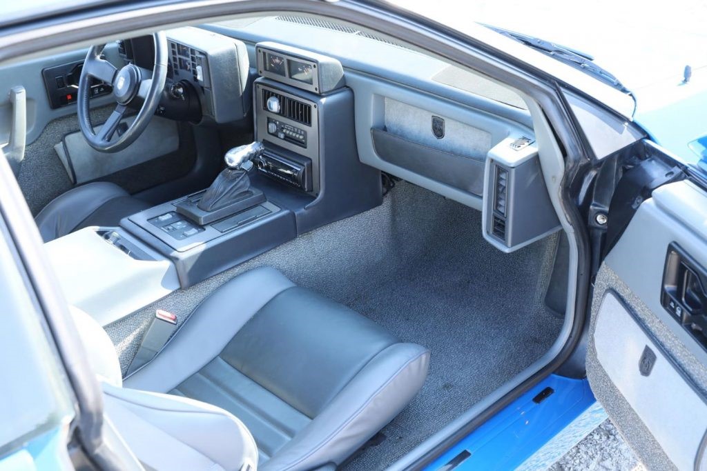 1987庞蒂亚克Fiero GT从凯迪拉克Northstar V8发出咕哝声