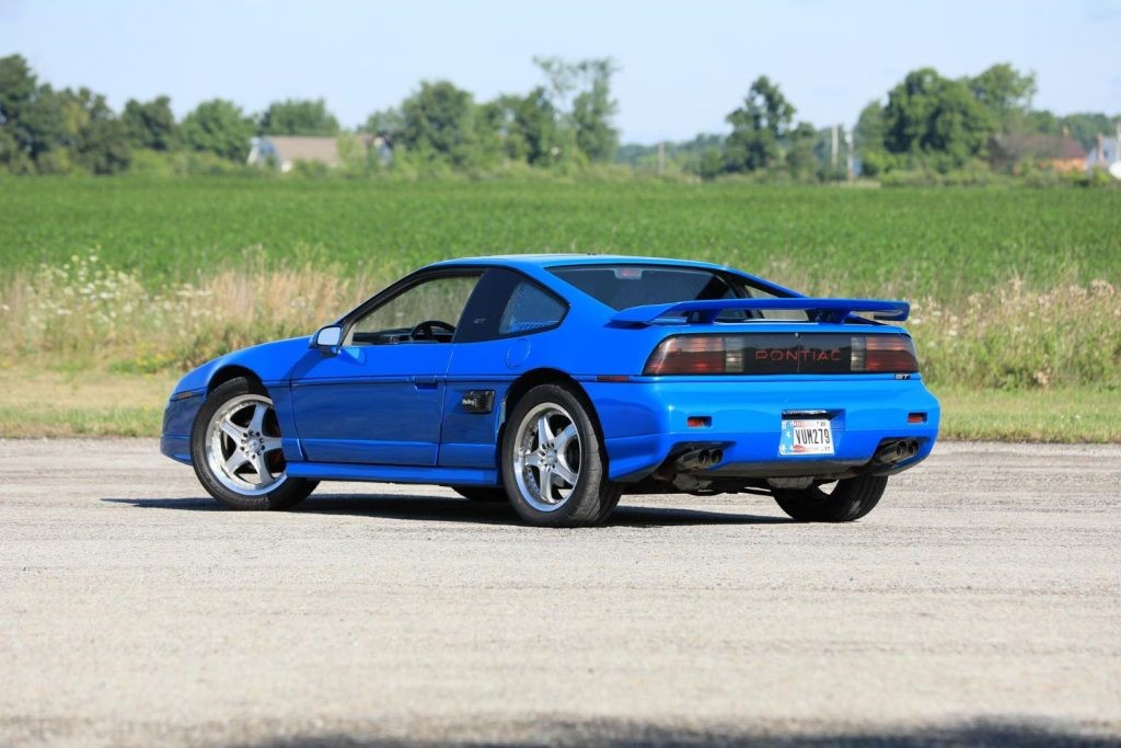 1987庞蒂亚克Fiero GT从凯迪拉克Northstar V8发出咕哝声