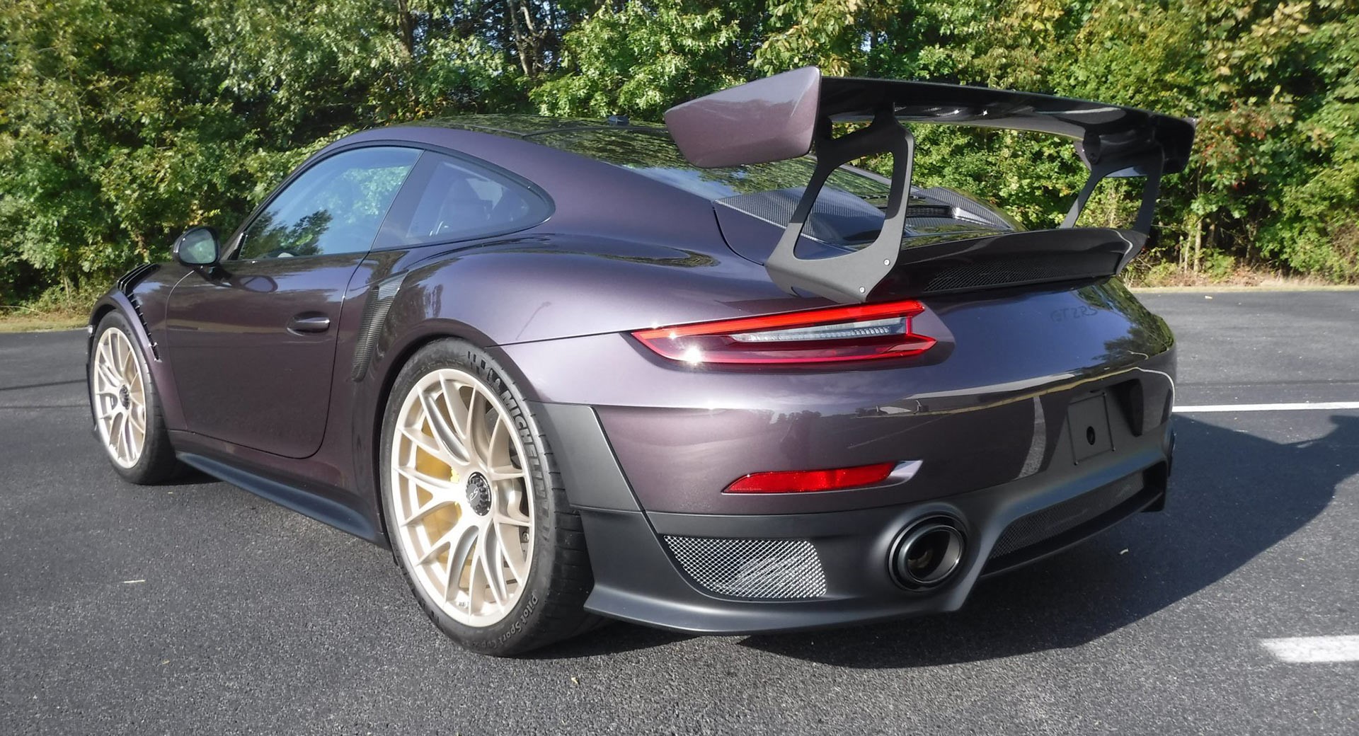 2018款金属紫色保时捷911 GT2 RS部分是轨道玩具，部分是艺术品