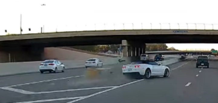 雪佛兰卡马罗在高速公路严重撞车